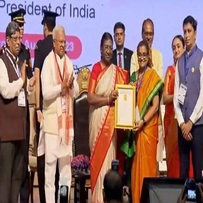 Honourable President of India Smt. Draupadi Murmu felicitated the certificate of Golden Book of World Records to Ministry of Culture and MY FM for ‘Har Ghar Healthy’ campaign