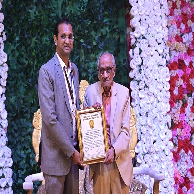 Mr. Manmal Mehta of Indore set a world record by receiving pension benefits for the longest period and got his name registered in the Golden Book of World Records.