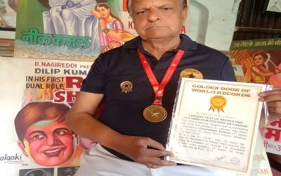 Senior painter Shri Purushottam Solanki created a world record by painting film posters on canvas in the old way, his name was registered in the Golden Book of World Records