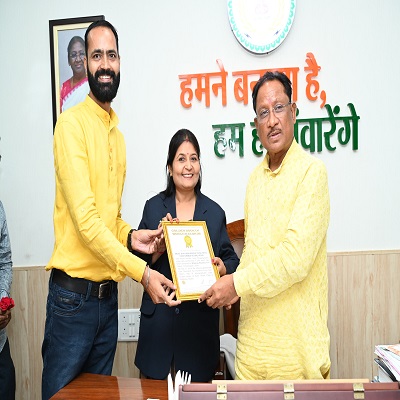 Yoga Guru Shri Dheeraj Sharma registered his name in the Golden Book of World Records by doing the maximum number of Bhujangasanas. Chief Minister Shri Vishnudev Sai gave the certificate of world record